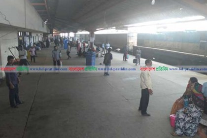কুমিল্লায় জালাবাদ ও সুবর্ণ এক্সপ্রেস আটকা পড়ায় দুর্ভোগে যাত্রীরা