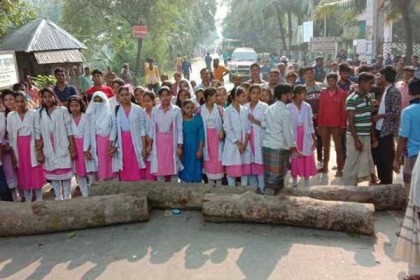 পীরগাছায় সড়ক দুর্ঘটনায় শিক্ষার্থী নিহত, সড়ক অবরোধ