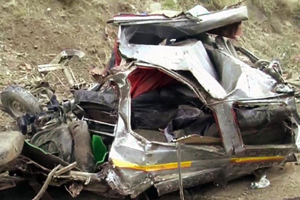 কাশ্মীরের পাহাড়ি পথে বাঁক নিতে গিয়ে গাড়ি খাদে, নিহত ১৬
