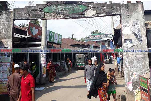 অবহেলায় জরাজীর্ণ ১৯ শহীদের স্মৃতি তোরণ!