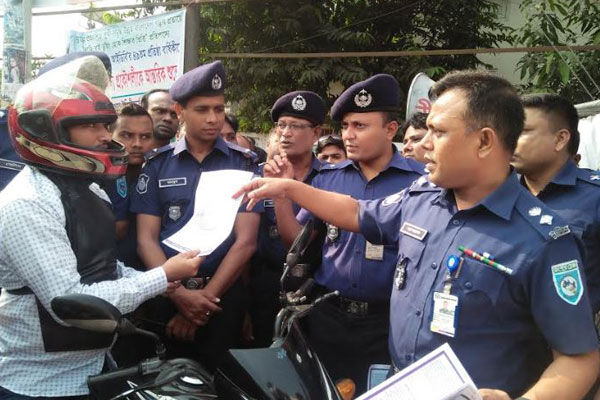 সড়ক আইন বাস্তবায়নে নীলফামারীতে পুলিশের প্রচারাভিযান