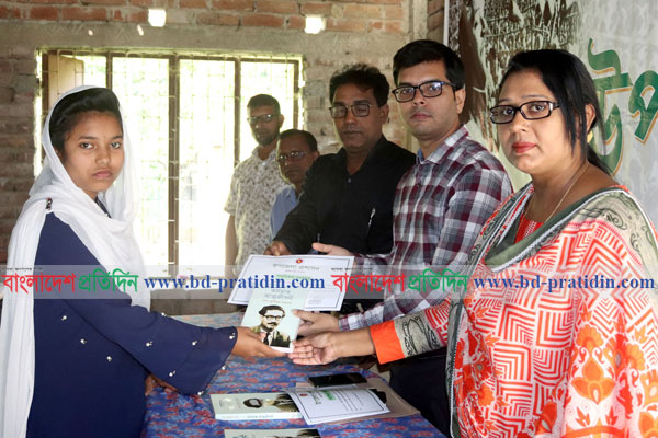 নিজেদের বাল্যবিয়ে বন্ধ করে সনদ পেল ৩ স্কুলছাত্রী