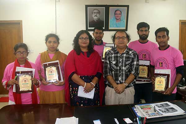পুরস্কৃত ববির ৫ শিক্ষার্থীর উপাচার্যের সাথে সৌজন্য সাক্ষাত