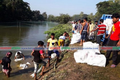 মাছের ট্রাক খাদে, নিহত ২