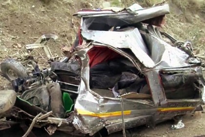 কাশ্মীরের পাহাড়ি পথে বাঁক নিতে গিয়ে গাড়ি খাদে, নিহত ১৬