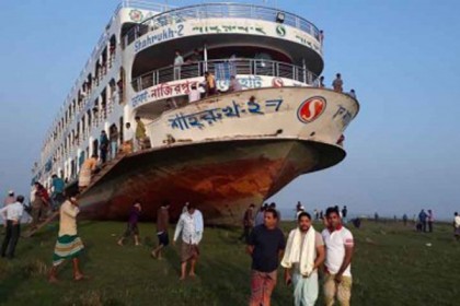 মেঘনায় ৭ ঘণ্টা আটকে থাকা লঞ্চের ৫ শতাধিক যাত্রীকে উদ্ধার