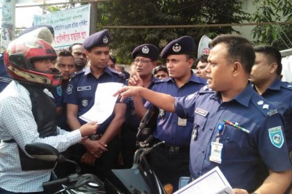 সড়ক আইন বাস্তবায়নে নীলফামারীতে পুলিশের প্রচারাভিযান