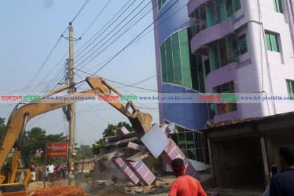 দিনাজপুরে শতাধিক অবৈধ স্থাপনা উচ্ছেদ