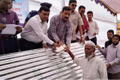 হিজলা ও মেহেন্দিগঞ্জে বুলবুলে ক্ষতিগ্রস্থ ২৭ পরিবারের মাঝে ঢেউটিন ও অর্থ সহায়তা 