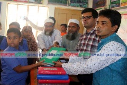 নাটোরে ৪৩ শিক্ষার্থীকে কোরআন শরীফ উপহার