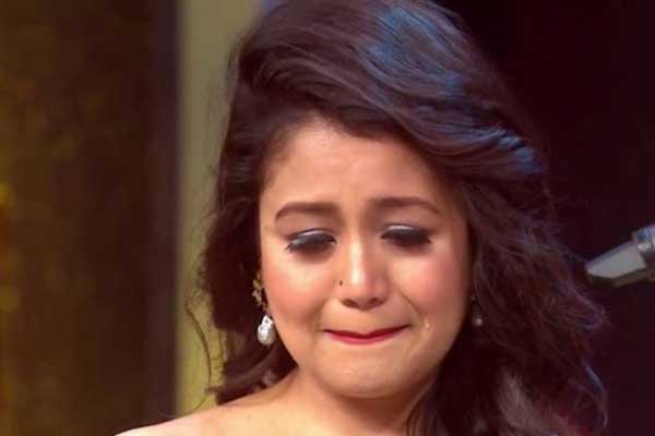 স্টেজে নাচতে নাচতে পড়ে গেলেন নেহা