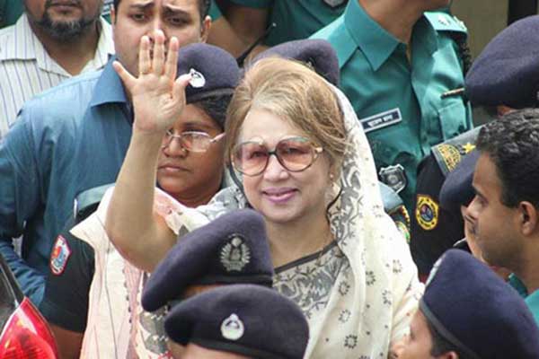 খালেদার কাভার্ডভ্যান পোড়ানো মামলায় মালামাল ক্রোক আদেশ পেছাল