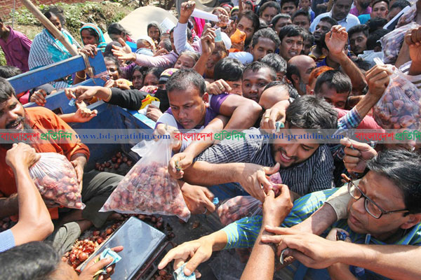 বিনামূল্যে নয়, নগদ টাকায় পিয়াজ কেনার জন্য কাড়াকাড়ি (ভিডিও)