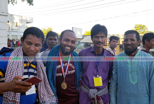 কুস্তি খেলে প্রতিপক্ষকে ধরাশায়ী করলেন উপসচিব!