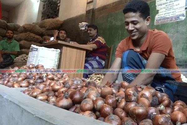 ৫ কেজি চালের দামে ১ কেজি পিয়াজ!