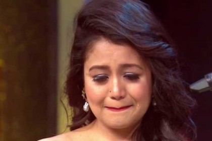 স্টেজে নাচতে নাচতে পড়ে গেলেন নেহা
