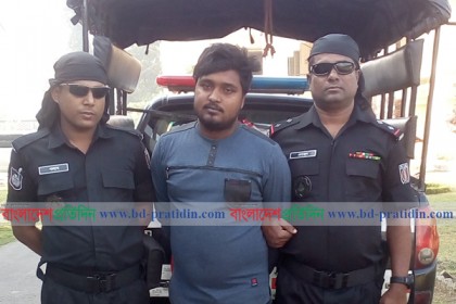 নাটোরে অস্ত্রসহ যুবক গ্রেফতার