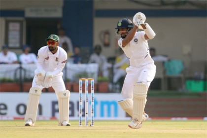 ব্যাটিং ব্যর্থতার পর ক্যাচ মিসে দিন শেষ করলো টাইগাররা