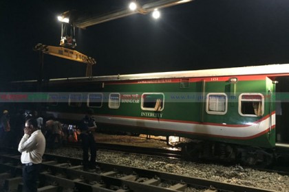 ৬ ঘণ্টা পর ব্রডগেজ লাইনে রেল চলাচল শুরু