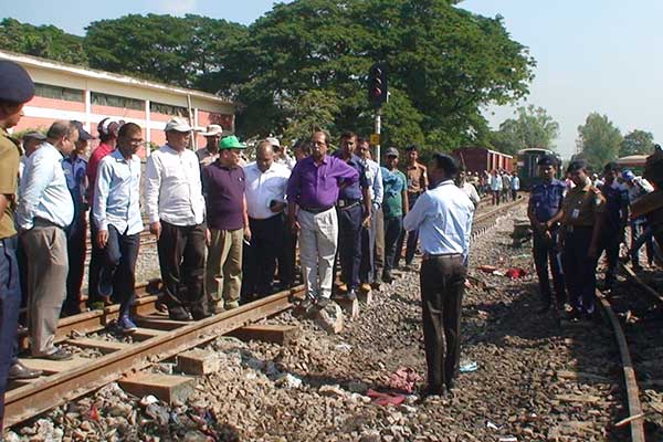 উল্লাপাড়ায় ট্রেন দুর্ঘটনা : উদ্ধার কাজ শেষে চলছে লাইন মেরামতের কাজ