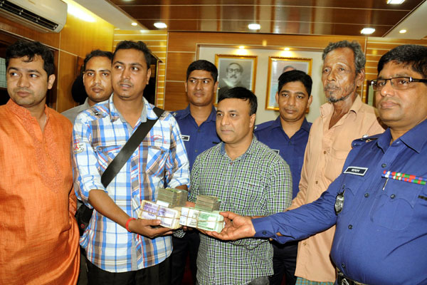 ২০ লাখ টাকার ব্যাগ ফেরত দিলেন রিকশাচালক