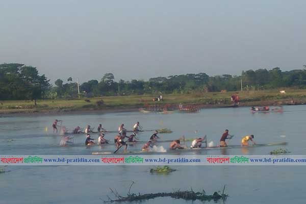 মাদারীপুরে আড়িয়াল খাঁ নদীতে ভেলাবাইচ 