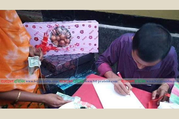 কুমিল্লায় বিয়েতে পিয়াজ উপহার! (ভিডিও)