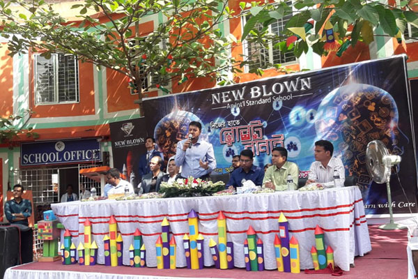টঙ্গীতে নিজ হাতে রোবট তৈরি করল শিক্ষার্থীরা 