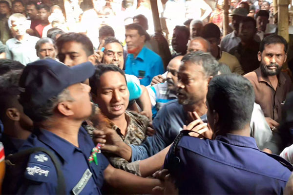 অভিযানে গিয়ে পিয়াজ ব্যবসায়ীদের হাতে অবরুদ্ধ ম্যাজিস্ট্রেট