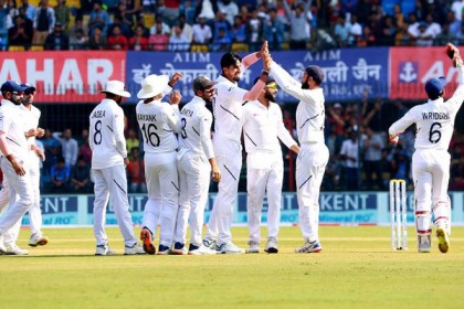ভারতের ইনিংস ঘোষণা, শুরুতেই সাজঘরে ইমরুল-সাদমান
