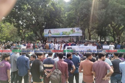 শিক্ষার্থী হত্যাচেষ্টার ঘটনায় উত্তাল রাবি, মহাসড়ক অবরোধ