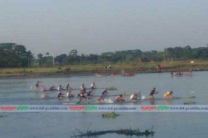 মাদারীপুরে আড়িয়াল খাঁ নদীতে ভেলাবাইচ 