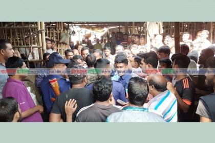 চুয়াডাঙ্গায় অতিরিক্ত দামে পিয়াজ বিক্রির অভিযোগে জরিমানা