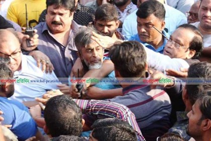 মঞ্চে নিজের নাম না দেখে ক্ষিপ্ত হয়ে হট্টগোল বাধালেন হাজি সেলিম