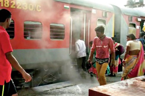 ভারতের কামাখ্যা এক্সপ্রেসে আগুন, অল্পের জন্য রক্ষা