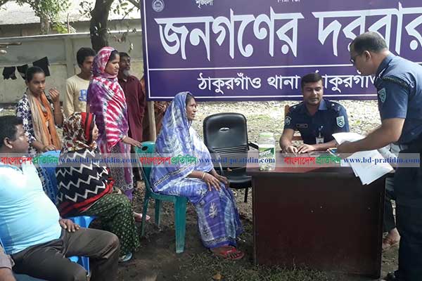 মানুষের অভিযোগ শুনতে গাছতলায় অফিস করছেন ঠাকুরগাঁও সদরের ওসি