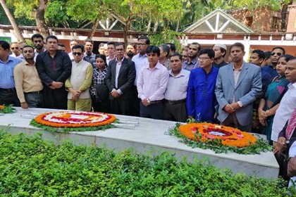 বঙ্গবন্ধুর সমাধিতে শ্রদ্ধা জানালেন লেজিসলেটিভ সচিব