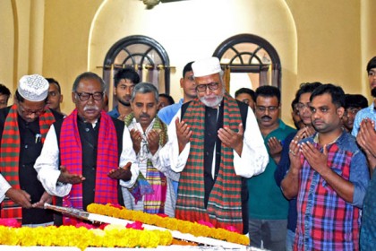 'আওয়ামী লীগের ছায়াতলে কিছু মানুষ হাজার কোটি টাকা হাতিয়ে নিল'