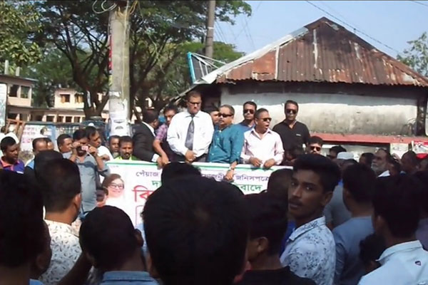 জিনিসপত্রের মূল্যের উর্ধ্বগতির প্রতিবাদে পটুয়াখালীতে বিএনপির বিক্ষোভ