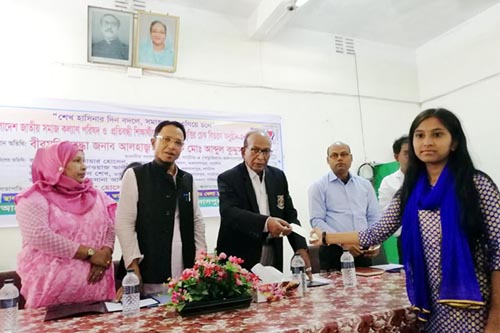১৪২ প্রতিবন্ধী শিক্ষার্থীকে উপবৃত্তির চেক প্রদান