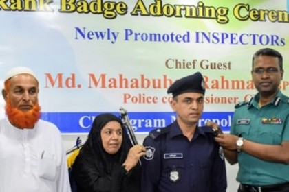 প্রথা ভেঙে সিএমপিতে র‌্যাংক-ব্যাজ পরালেন মা-বাবা