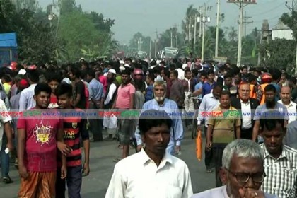 নওগাঁয় ট্রাকচাপায় মা-মেয়ে নিহতের পর মহাসড়ক অবরোধ 
