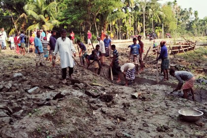 মোরেলগঞ্জে ১০ হাজার মানুষ পানিবন্দি, বেড়িবাঁধ কেটে পানি অপসারণের চেষ্টা