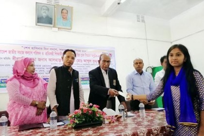১৪২ প্রতিবন্ধী শিক্ষার্থীকে উপবৃত্তির চেক প্রদান