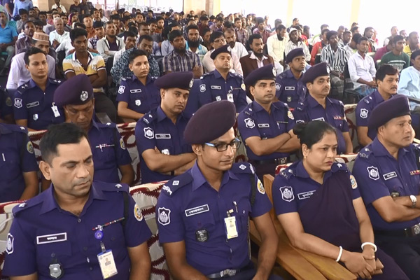 বরিশালে আত্মসমর্পণকারী মাদকসেবী ও বিক্রেতাদের সঙ্গে পুলিশের মতবিনিময়