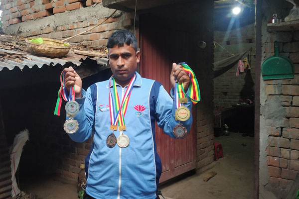 মার্শাল আর্টে বহু পুরস্কার পাওয়া প্রতিবন্ধী নাসির কাজ চান