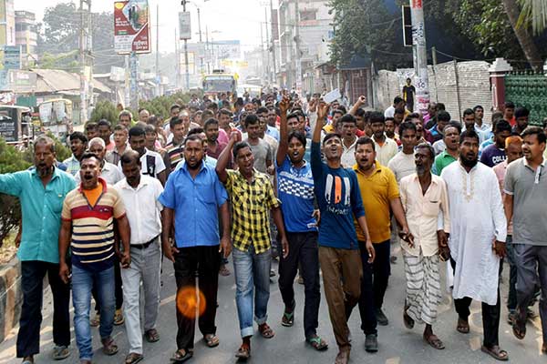 সড়ক আইন সংশোধনের দাবিতে রংপুরে ট্রাক শ্রমিকদের বিক্ষোভ