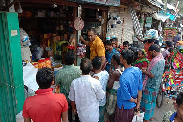 গলাচিপায় লবণ সংকটের গুজবে বেচা-কেনার হিড়িক