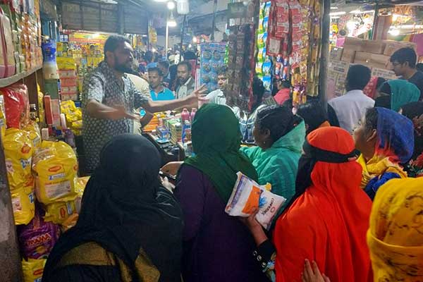 খুলনায় লবণ কিনতে ক্রেতাদের ভিড়
