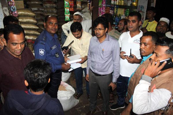 পিরোজপুরে বেশি দামে লবণ বিক্রি করায় ব্যবসায়ীকে জরিমানা